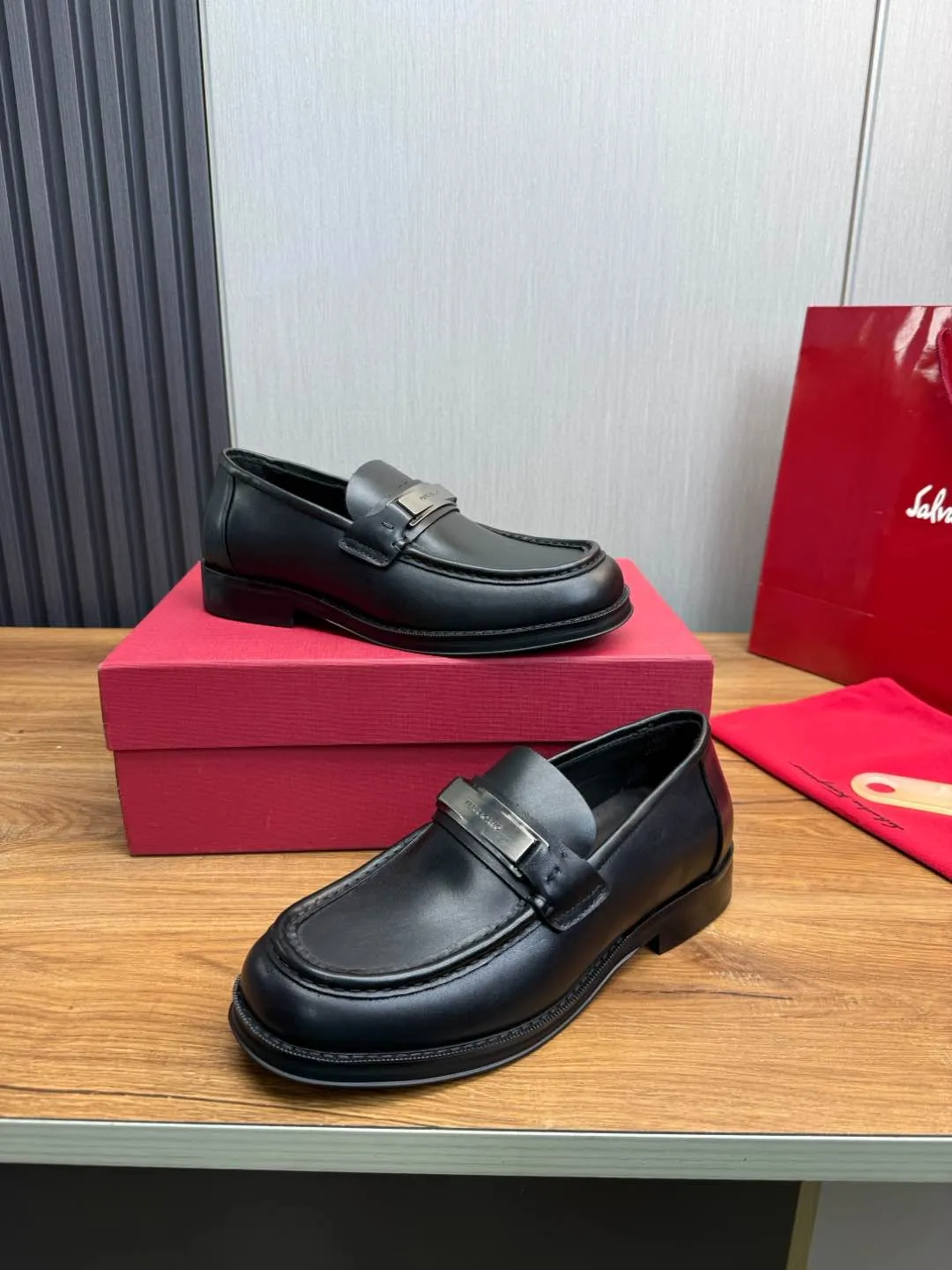 Men's shoes 💰880💰 Ferragamo. [Ferragamo] men's thick-soled loafers, the latest hot style, 1:1 original purchase quality, top quality, imported open-edge beaded cowhide leather on the upper, hand-made three-dimensional stitching highlights the round toe design, the inner foot pads are all imported cowhide, with original lightweight foam outsole, matching code 39-44, (38, 45 custom-made, non-refundable)